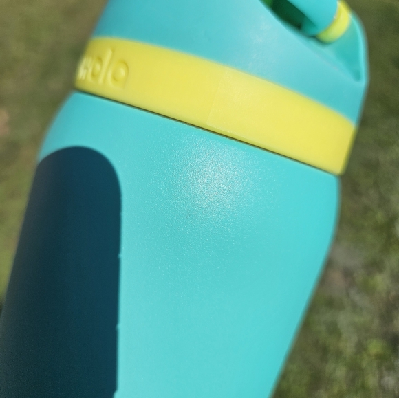 Owala 32 Oz Freesip Neon Basil - Picture 8 of 10